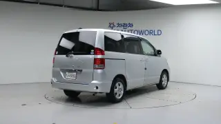 Toyota Noah 2.0