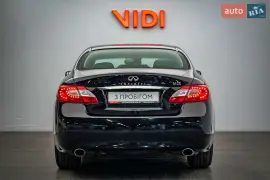Infiniti M25 2010