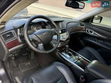 Infiniti M25 2012