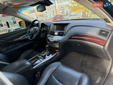 Infiniti M25 2012